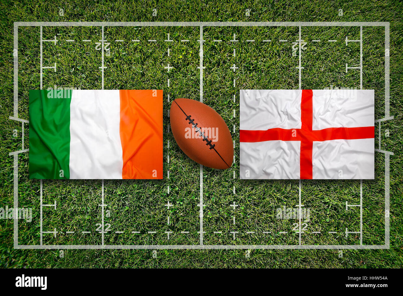 Irlanda vs Inghilterra bandiere sul verde del campo di rugby Foto Stock