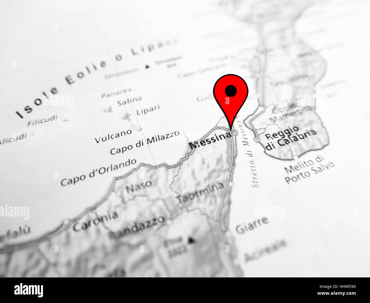 La città di Messina su una mappa stradale (Italia) Foto Stock