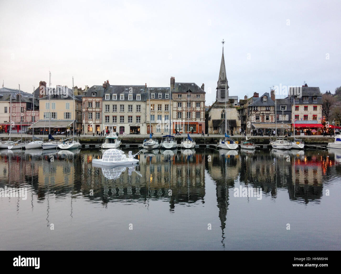 Inverno nel vecchio porto di Honfleur, Bassa Normandia, Francia Foto Stock