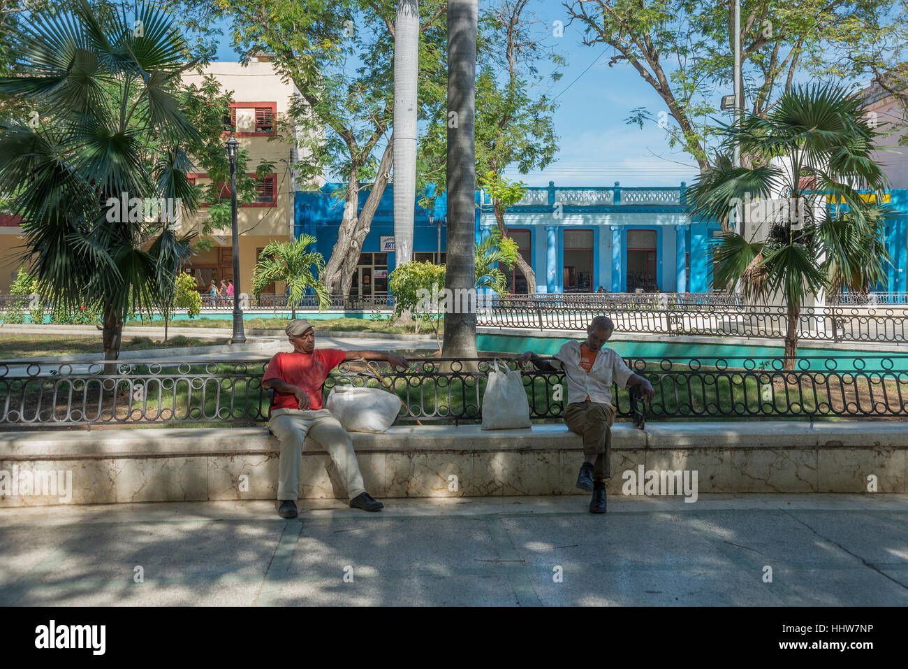 Due uomini cubani addormentato in piazza Foto Stock