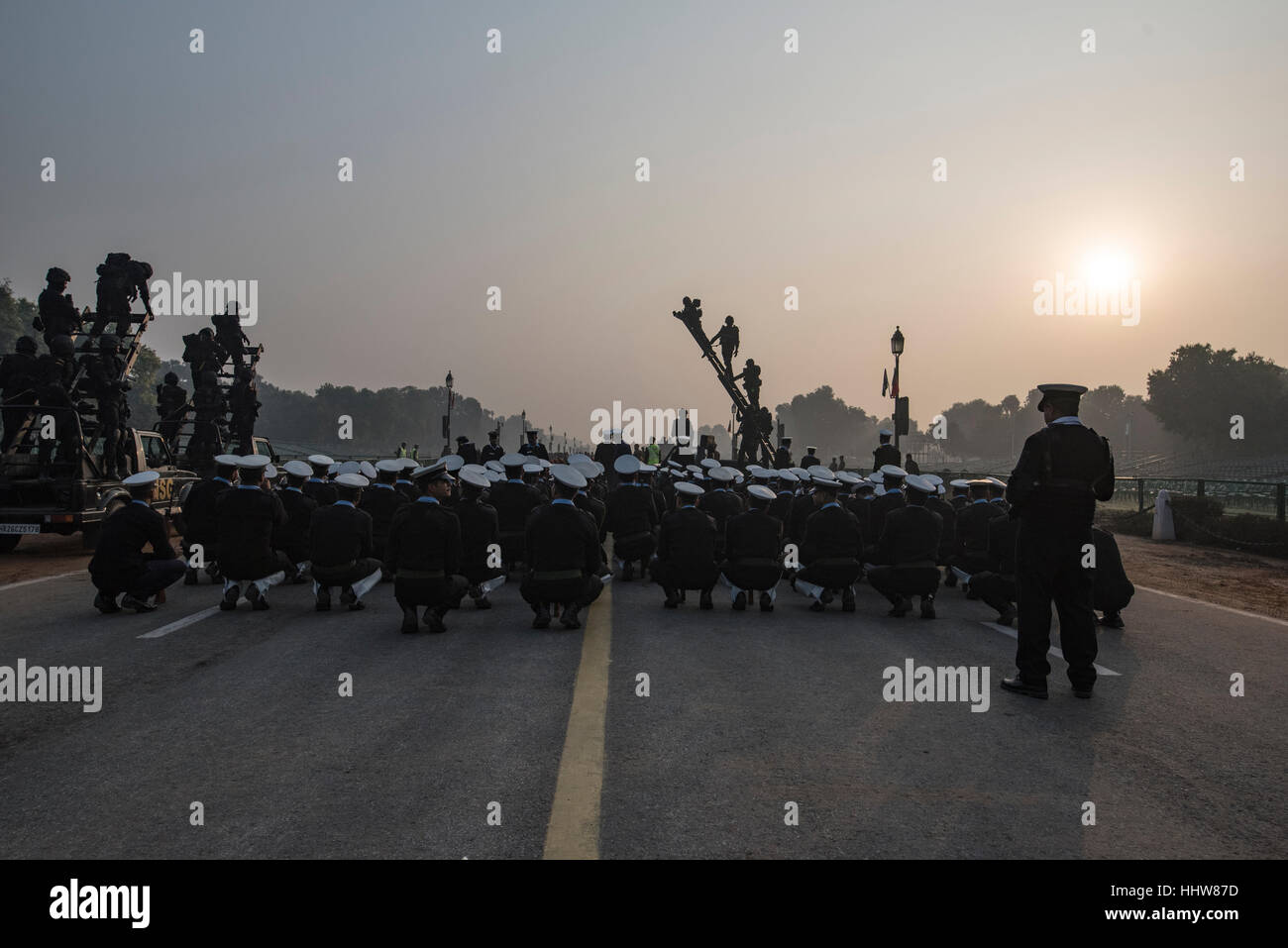 La Naval cadet si inginocchiano & WATCH NSG contingente marching preparatevi a marzo Rajpath giù per il giorno della Repubblica parade pratica Foto Stock
