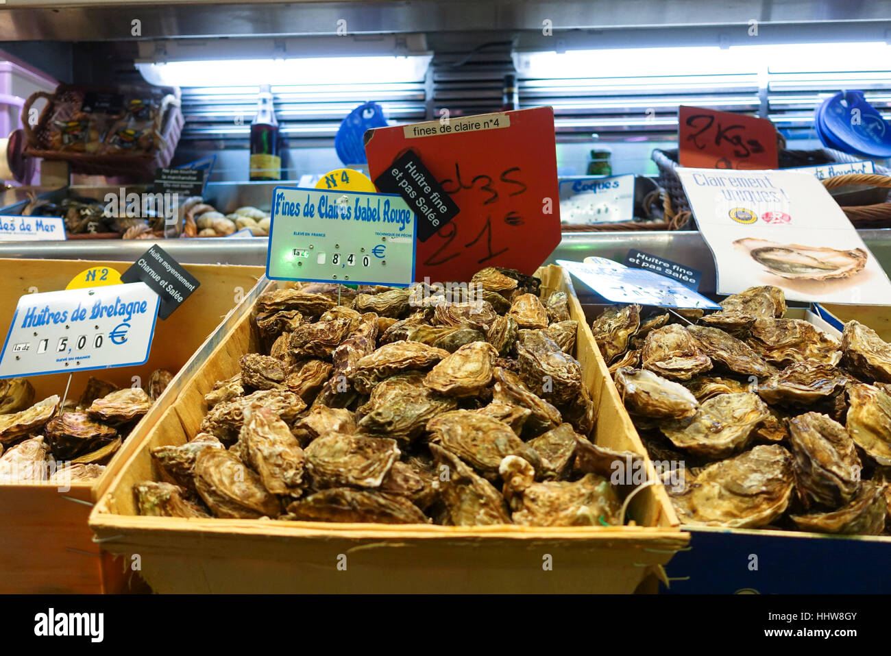 Ostriche di essere venduto a indoor Beauvau Mercato a piazza Aligre Parigi Francia Foto Stock