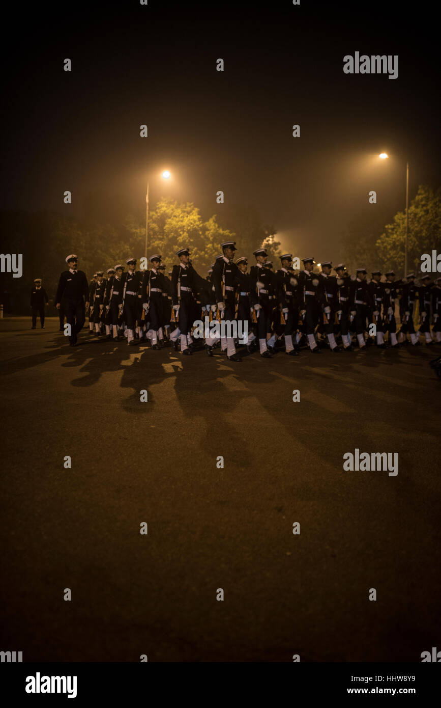 Naval marching esigenze contingenti per il giorno della Repubblica Parade 2017 ripete la mattina presto su Rajpath sotto lampioni. Foto Stock