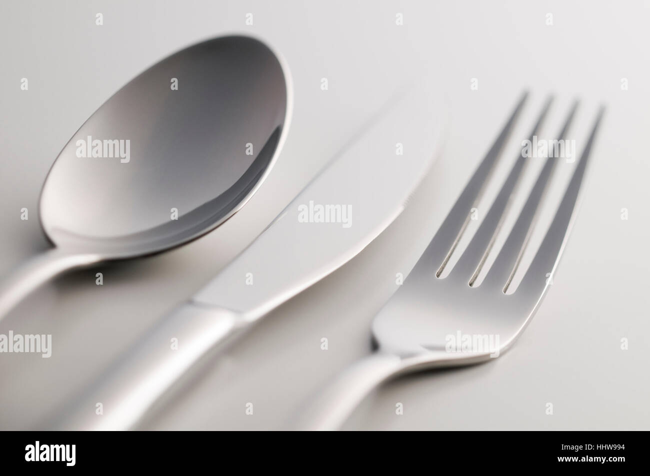 Argenteria: forcella, un cucchiaio e un coltello su sfondo bianco Foto Stock