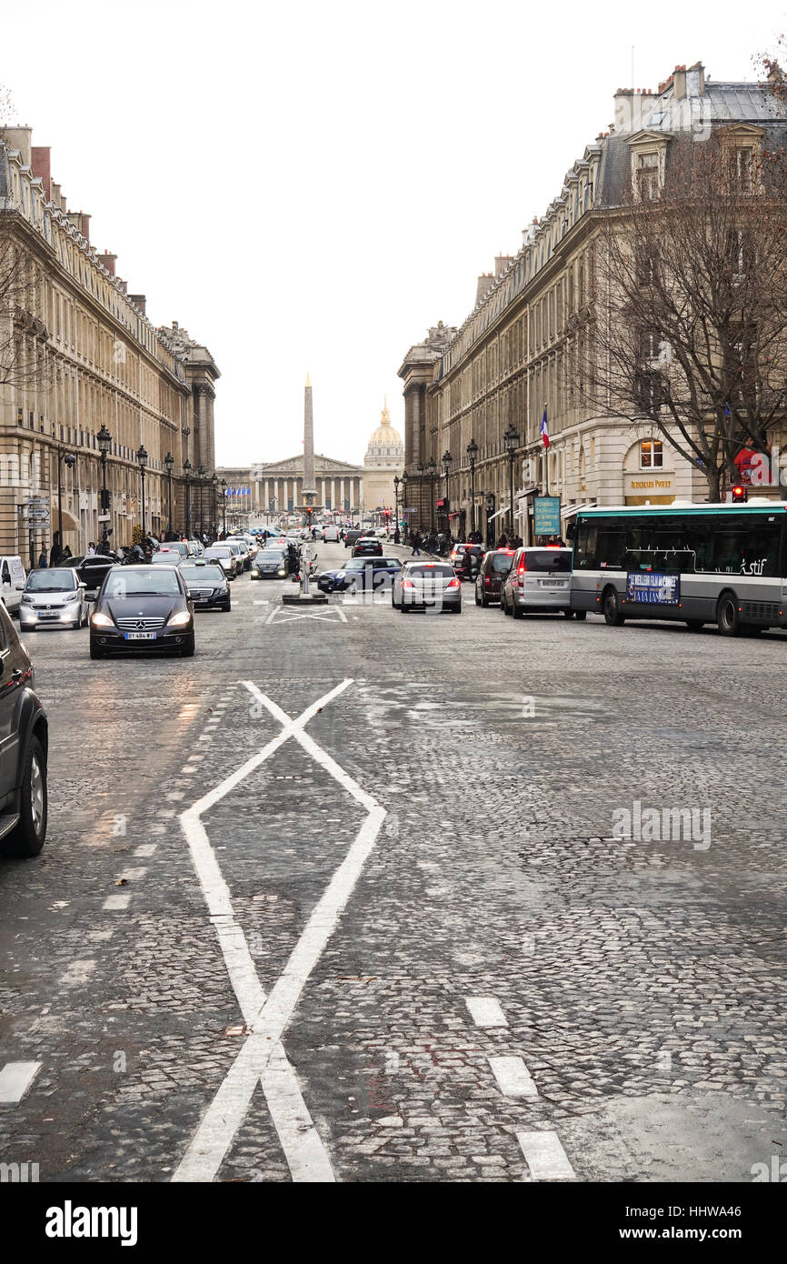 Il traffico a Rue Royale, andando a Place de la Concorde. Parigi, Francia. Foto Stock