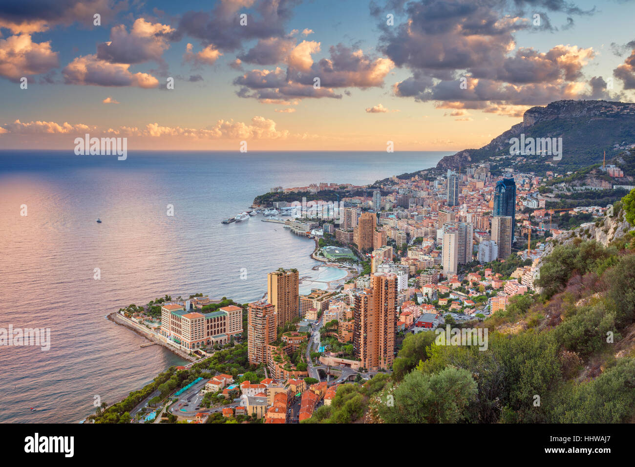 Il Principato di Monaco. Cityscape immagine del Monte Carlo, Monaco durante il periodo estivo il tramonto. Foto Stock