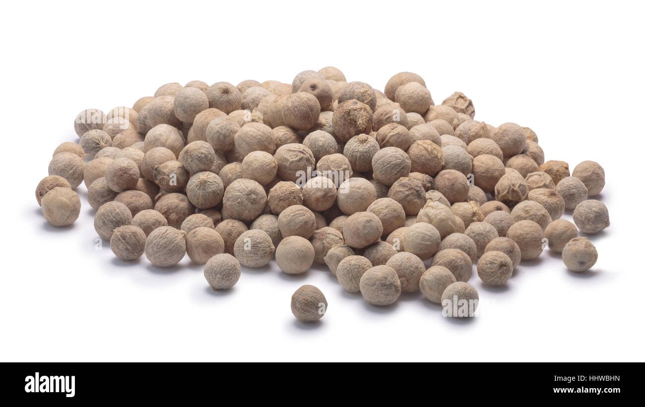 Pila di bianco pepe Sarawak (semi essiccati di Piper nigrum). I tracciati di ritaglio, shadow separati Foto Stock