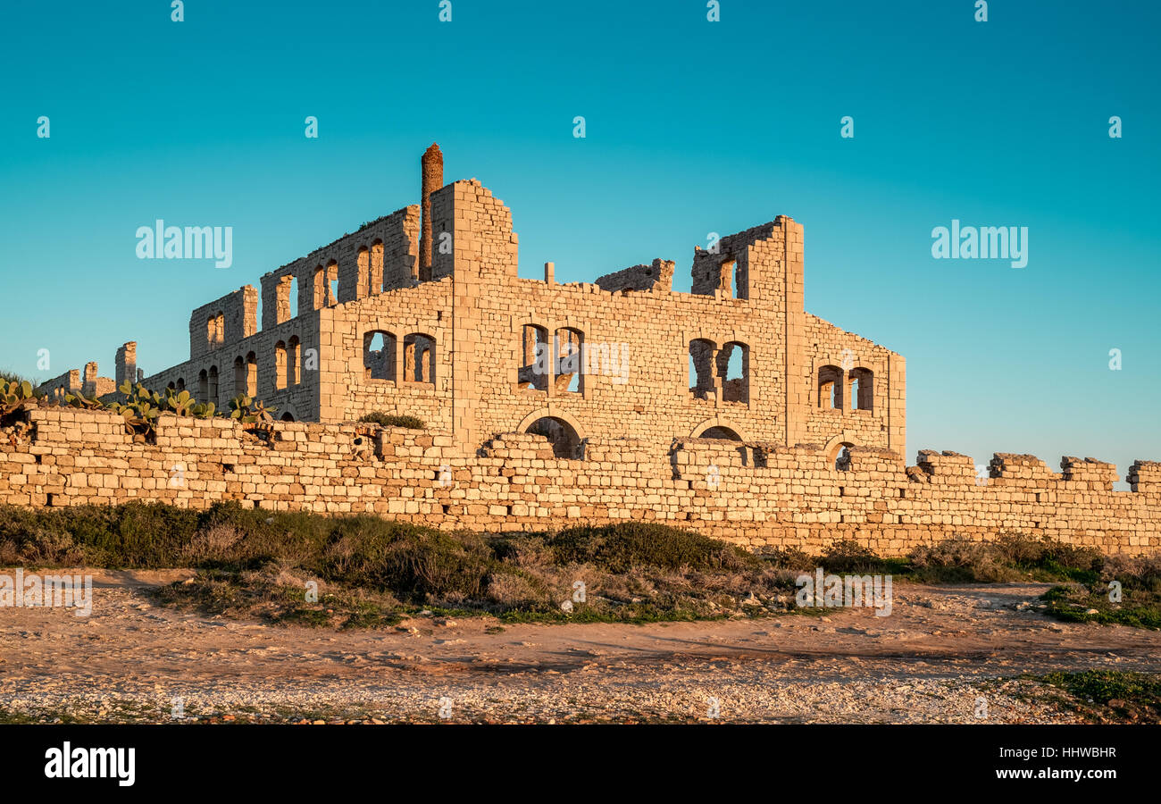 Le rovine di una vecchia fabbrica di mattoni. Distrutto impianto industriale in Sampieri (Ragusa) Sicilia, Italia, Europa Foto Stock