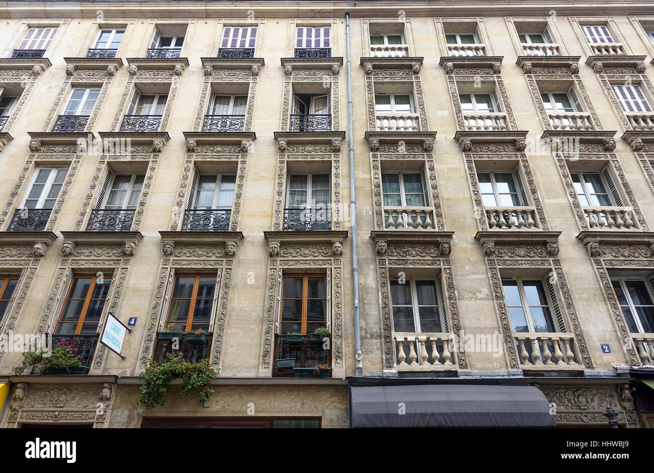 Tipica architettura haussmanniana facciata di edificio parigino, Parigi, Francia Foto Stock