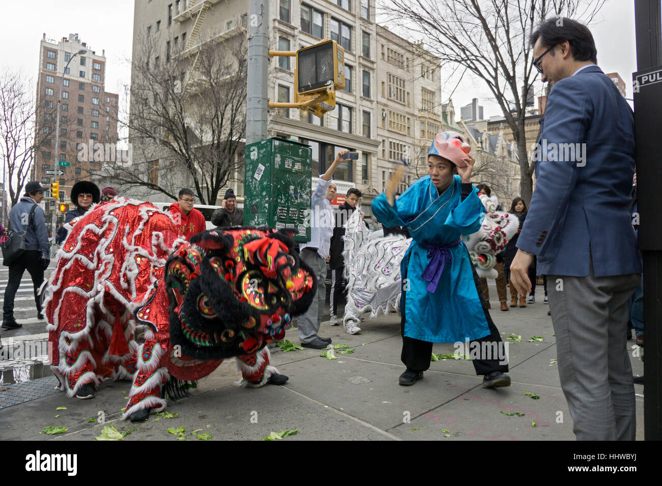 Drago Cinese ballerini eseguono al fine di portare la buona fortuna di un nuovo ristorante cinese il 4 Ave. in Greenwich Village, NYC. Foto Stock