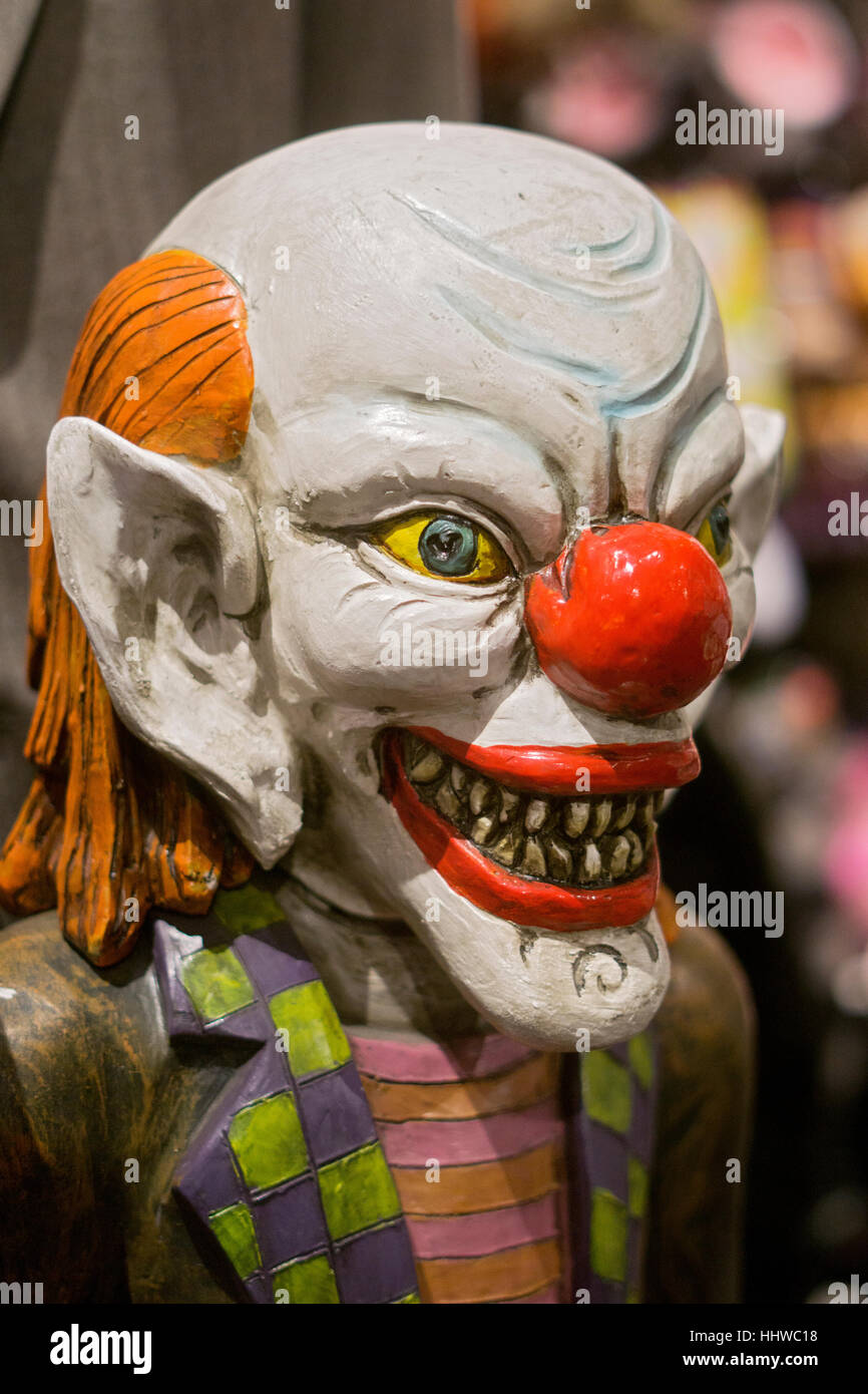 Scary faccia su una statua di ceramica per la vendita in un grande magazzino in costume nel Greenwich Village di New York City Foto Stock