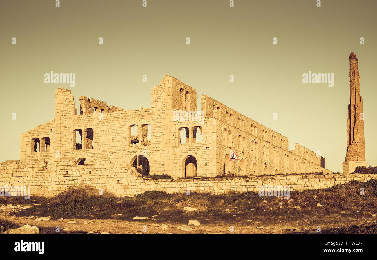 Le rovine di una vecchia fabbrica di mattoni. Distrutto impianto industriale in Sampieri (Ragusa) Sicilia, Italia, Europa Foto Stock