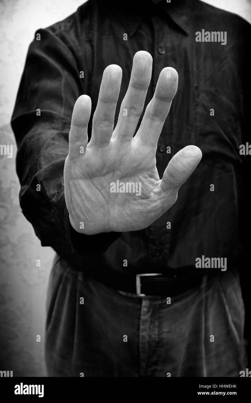 Un uomo dicendo di arresto o no con la mano aperta gesto. Rifiutando di prendere la tangente da persone corrotte Foto Stock