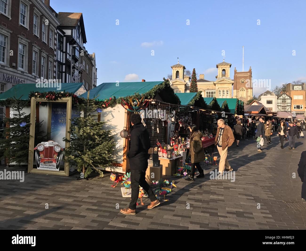 Gli acquirenti di festa vagare le bancarelle in un mercato di Natale in Kingston-Upon-Thames. A seguito delle recenti atrocità del terrore in un mercato di Berlino, Germania (19DIC16), questo particolare mercato in benestante sobborgo di Londra sembra non avere alcuna delle misure di sicurezza per impedire un attacco simile come veicoli potrebbe essere facilmente conficcato nella zona dalla strada. Dove: Kingston-Upon-Thames, Grande Londra quando: 20 Dic 2016 Credit: David Sims/WENN.com Foto Stock