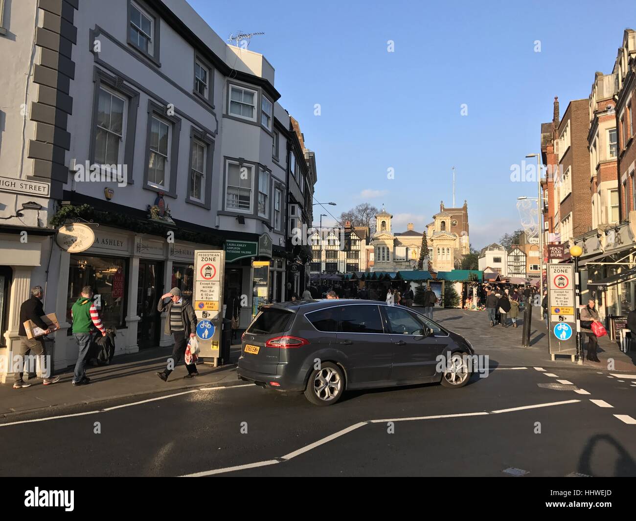 Gli acquirenti di festa vagare le bancarelle in un mercato di Natale in Kingston-Upon-Thames. A seguito delle recenti atrocità del terrore in un mercato di Berlino, Germania (19DIC16), questo particolare mercato in benestante sobborgo di Londra sembra non avere alcuna delle misure di sicurezza per impedire un attacco simile come veicoli potrebbe essere facilmente conficcato nella zona dalla strada. Dove: Kingston-Upon-Thames, Grande Londra quando: 20 Dic 2016 Credit: David Sims/WENN.com Foto Stock