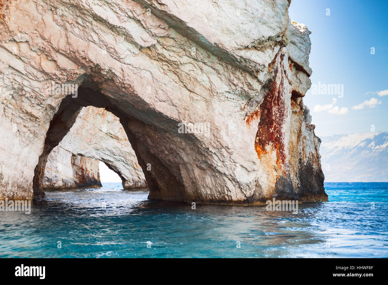 Grotte blu. Rocce dell'isola greca di Zante con archi di roccia monumento naturale, popolare destinazione turistica Foto Stock