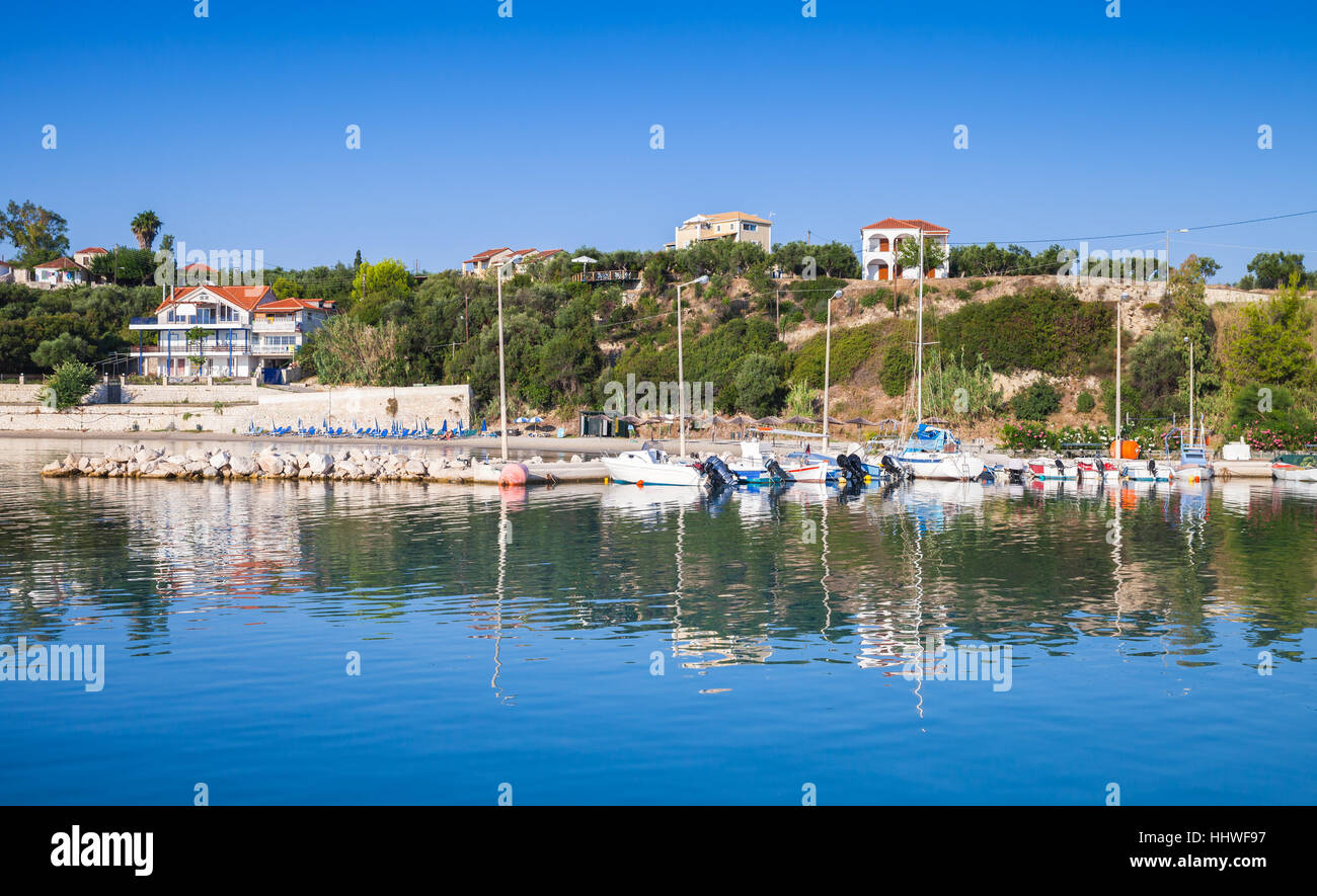 Bouka la spiaggia e il porto in mattinata estiva, popolare località turistica della destinazione di Zante, isola greca nel Mar Ionio Foto Stock