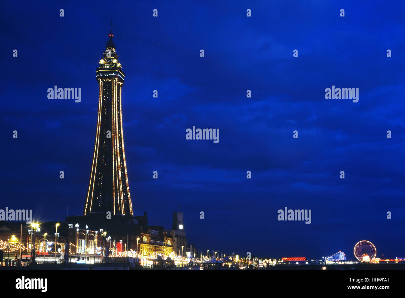 La Blackpool Tower e il Golden Mile di notte. Lancashire. In Inghilterra. Regno Unito Foto Stock