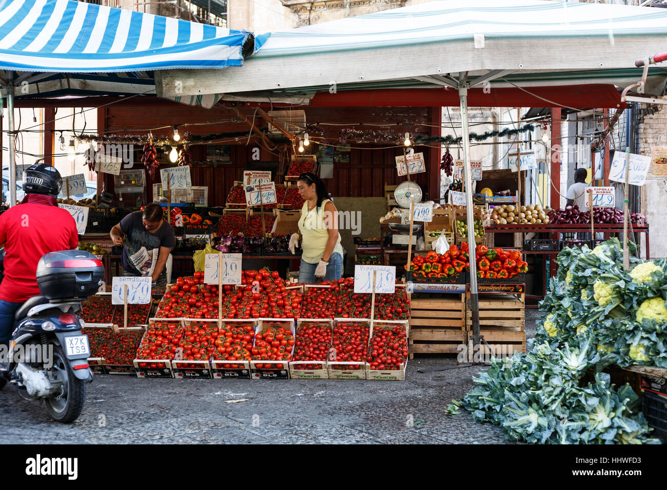 Vegetali in stallo il mercato Ballaro, Palermo, Sicilia Foto Stock
