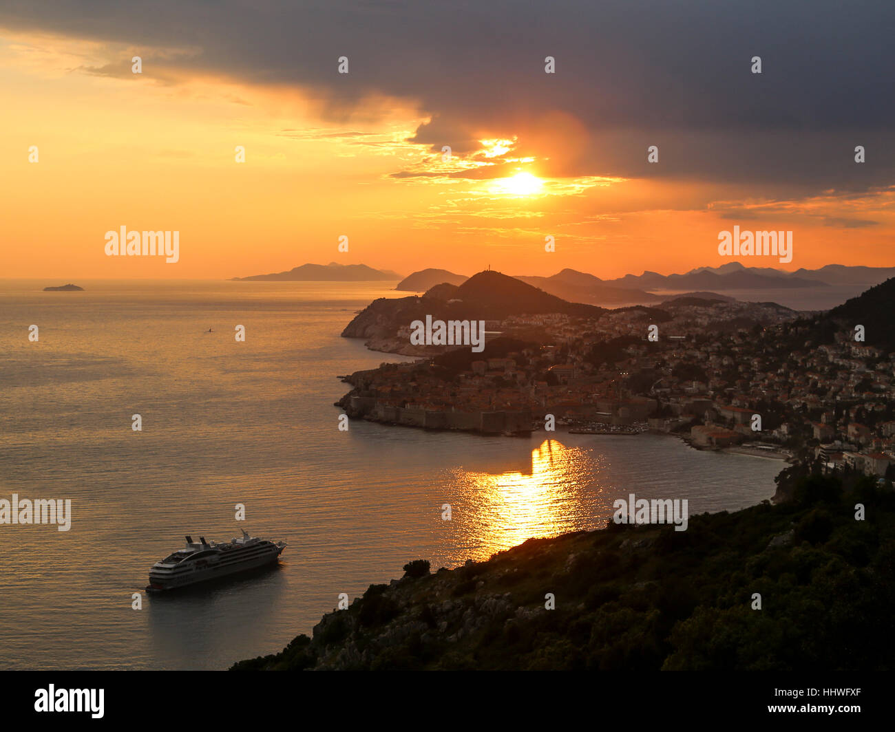 Dubrovnik al tramonto con un incrociatore nave Foto Stock