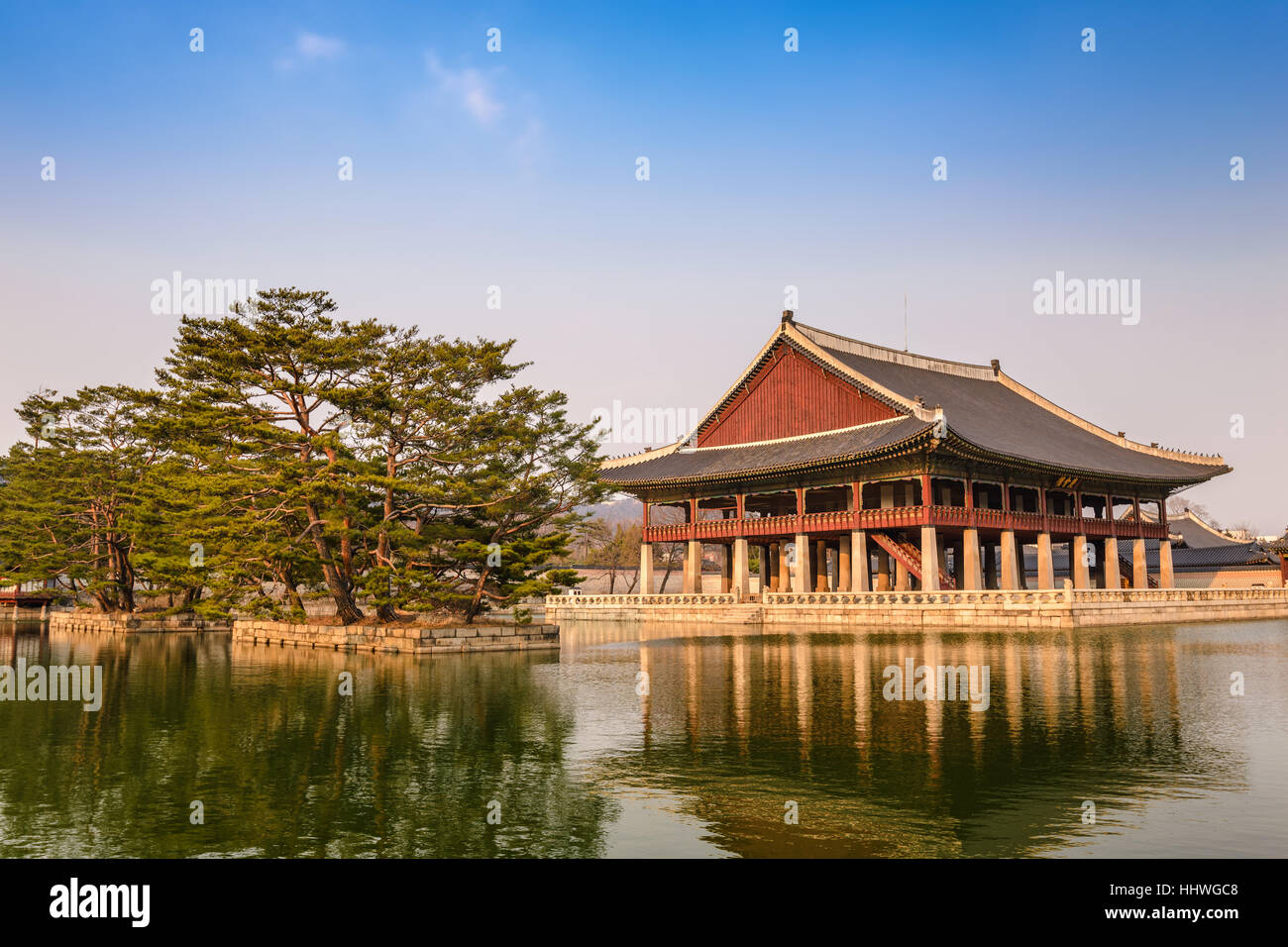 Padiglione Gyeonghoeru presso il Palazzo Gyeongbokgung, Seoul, Corea del Sud Foto Stock