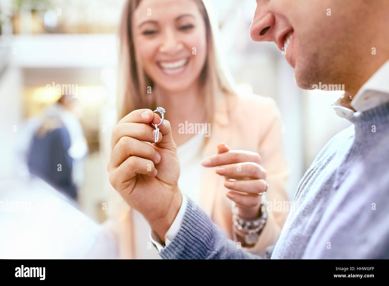 Gioielliere aiutare l uomo shopping per anello di diamante in gioielleria Foto Stock