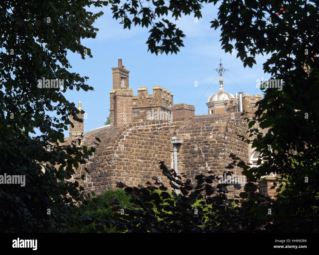 Vista posteriore di Walmer Castle incorniciata dagli alberi circostanti nei giardini Foto Stock