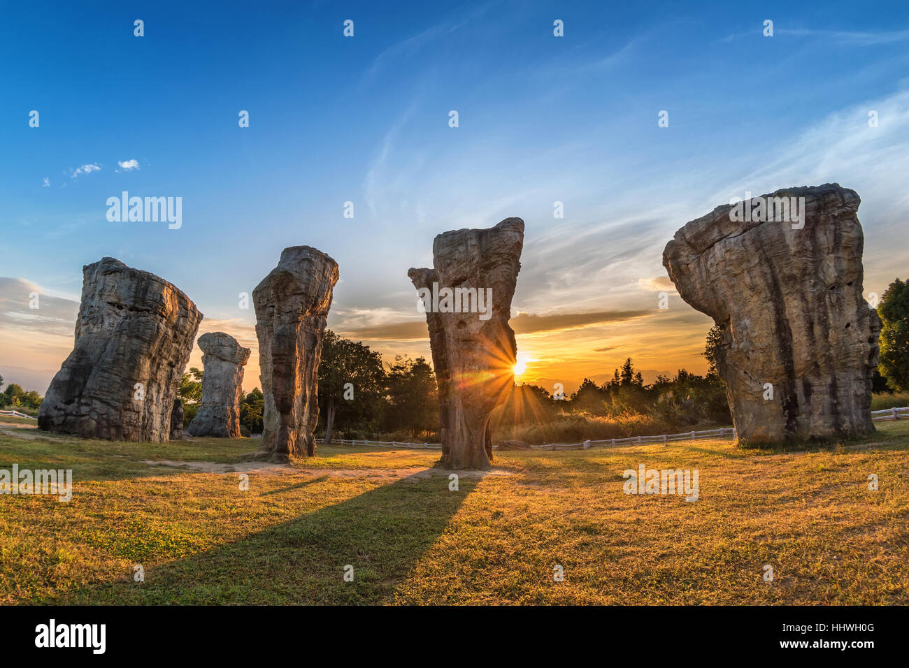 Mor Hin Khao (Thailandia Stonehenge) sunrise paesaggio, Chaiyaphum, Thailandia Foto Stock
