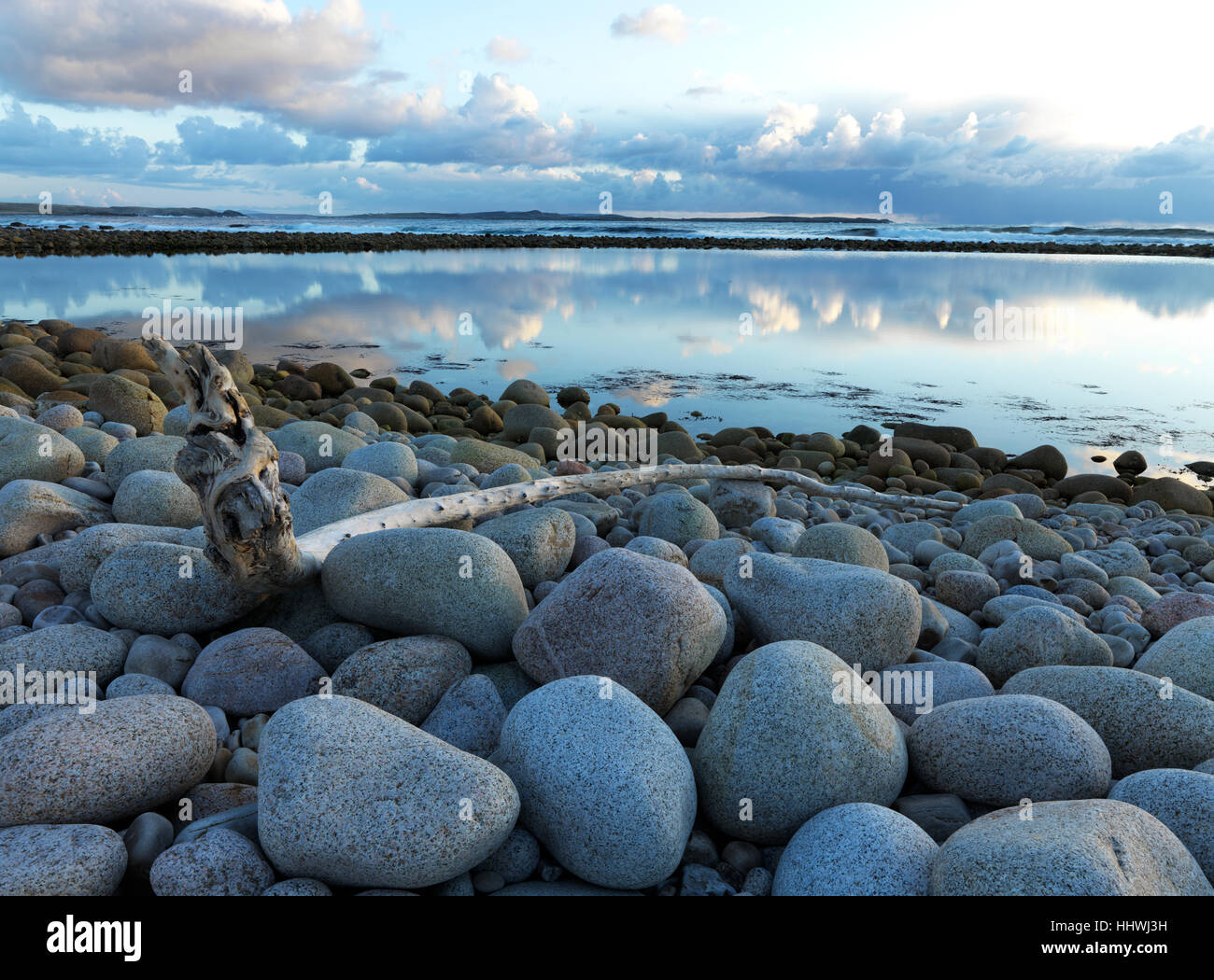 Pietre di granito, grande rotonda, sulla costa, cielo nuvoloso, Bloody Foreland, Gweedore, Contea di Donegal, Irlanda Foto Stock