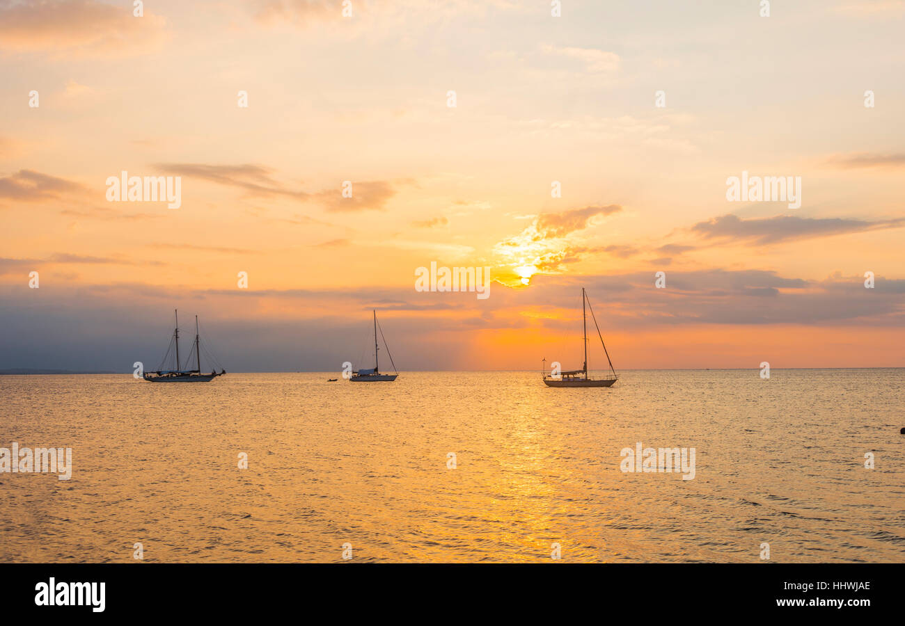 Sunrise, barche a vela in mare, Lovina Beach, Bali, Indonesia Foto Stock