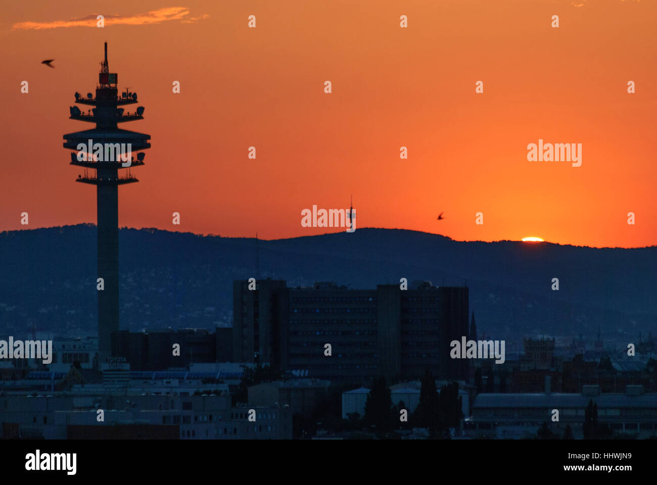 Wien, Vienna: torri di telecomunicazione di Telekom Austria in arsenale e sulla montagna di Exel (destra) 00., Wien, Austria Foto Stock