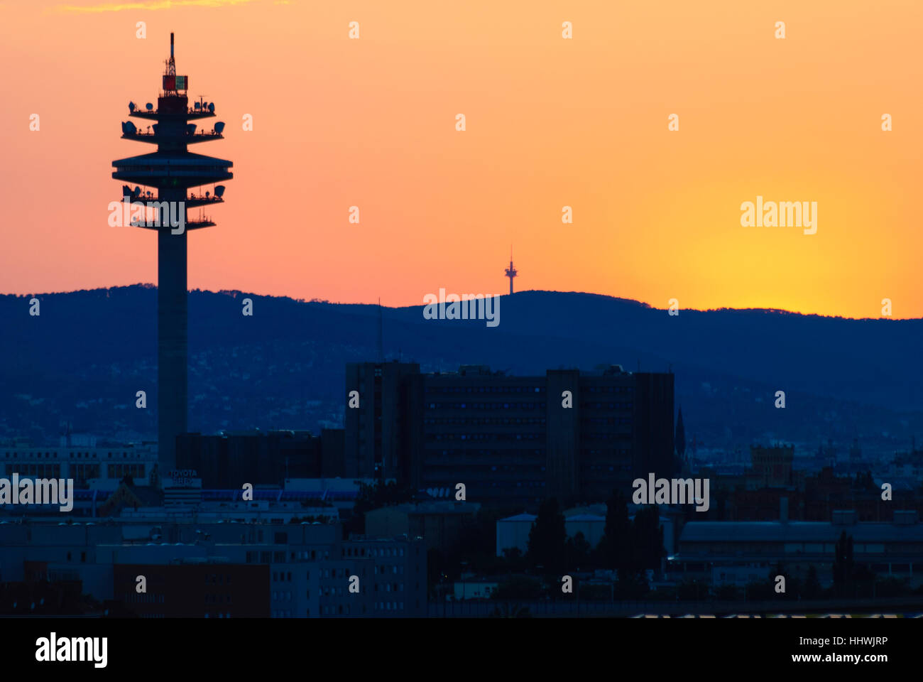 Wien, Vienna: torri di telecomunicazione di Telekom Austria in arsenale e sulla montagna di Exel (destra) 00., Wien, Austria Foto Stock