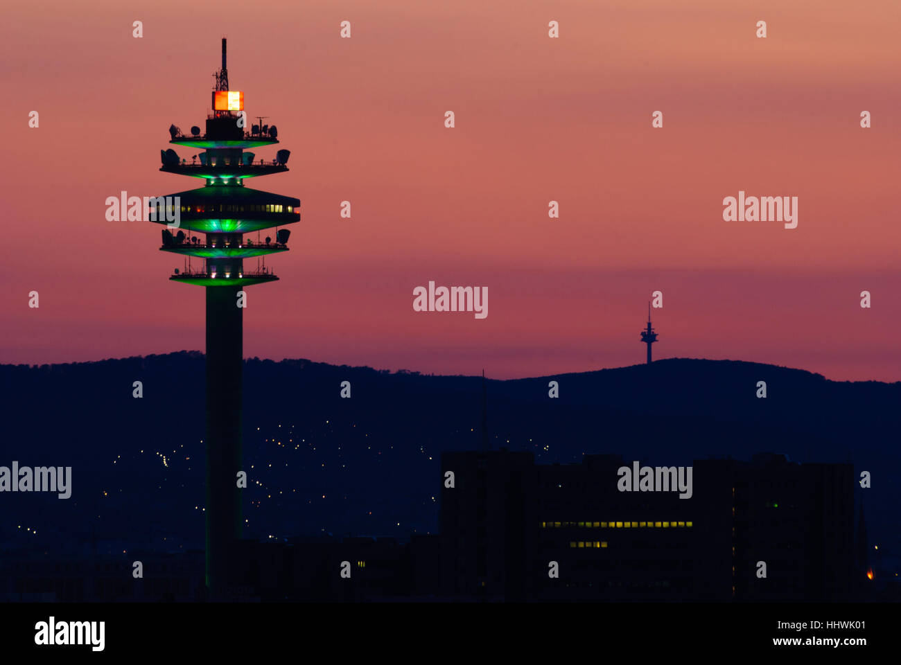 Wien, Vienna: torri di telecomunicazione di Telekom Austria in arsenale e sulla montagna di Exel (destra) 00., Wien, Austria Foto Stock