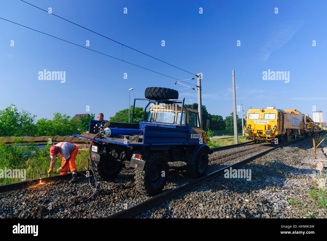 Wien, Vienna: via fast compromettere la macchina da Swietelsky presso la stazione di Wien-Matzleinsdorf; la separazione delle rotaie con un cannello di taglio, 10., Wien, Austr Foto Stock