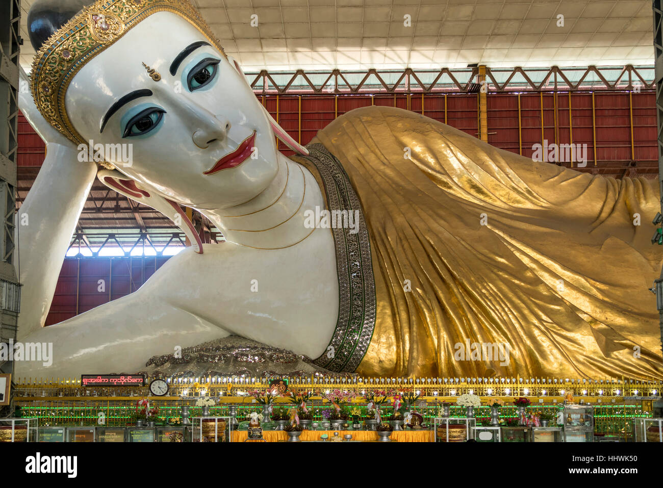 Gigante Buddha Reclinato, Chauk Htat Gyi Pagoda Yangon, Myanmar Foto Stock