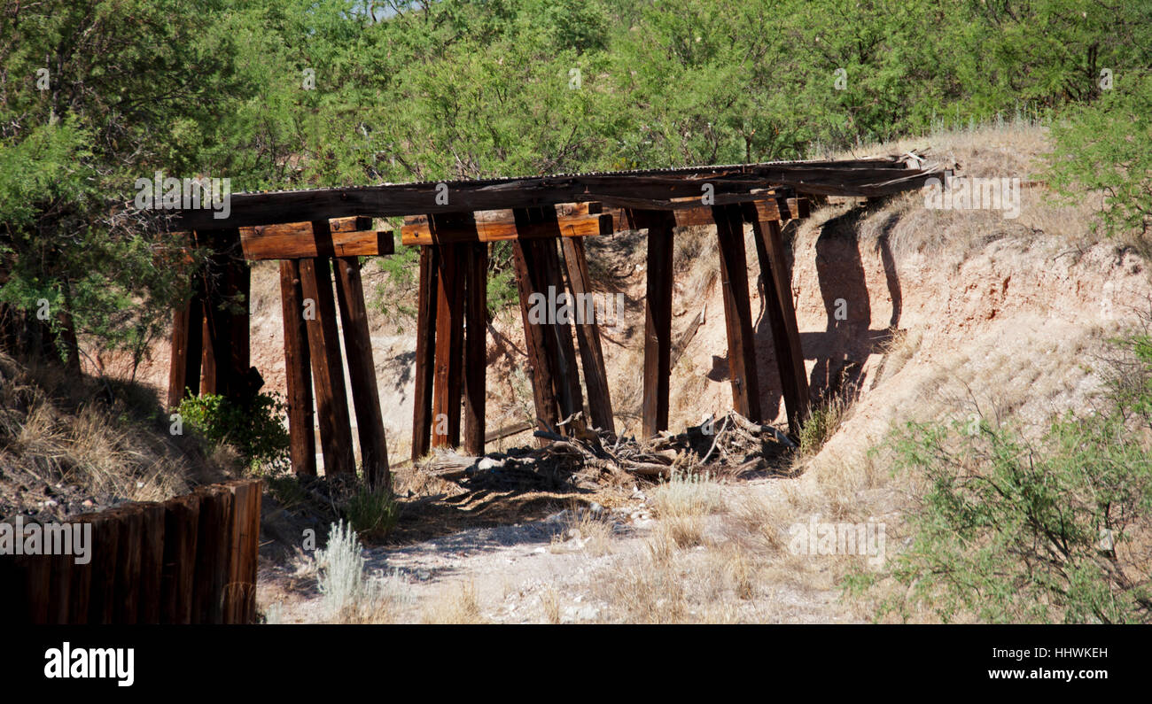 Ferrovia abbandonata traliccio in legno secco su letto di ruscello in Colorado vicino Lago di trote.Le vie sono andato lungo ma traliccio in legno esistente Foto Stock