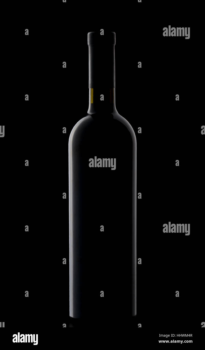 Una bottiglia di vino silhouette su sfondo nero con riflessi liscia Foto Stock