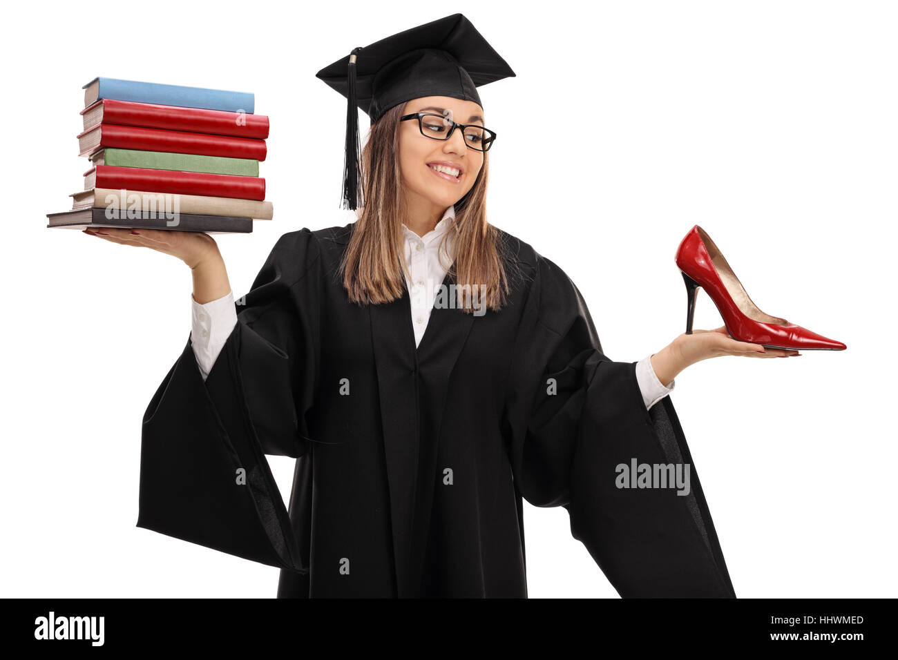 Tentati studente laureato in possesso di una pila di libri e un tacco alto scarpa isolati su sfondo bianco Foto Stock