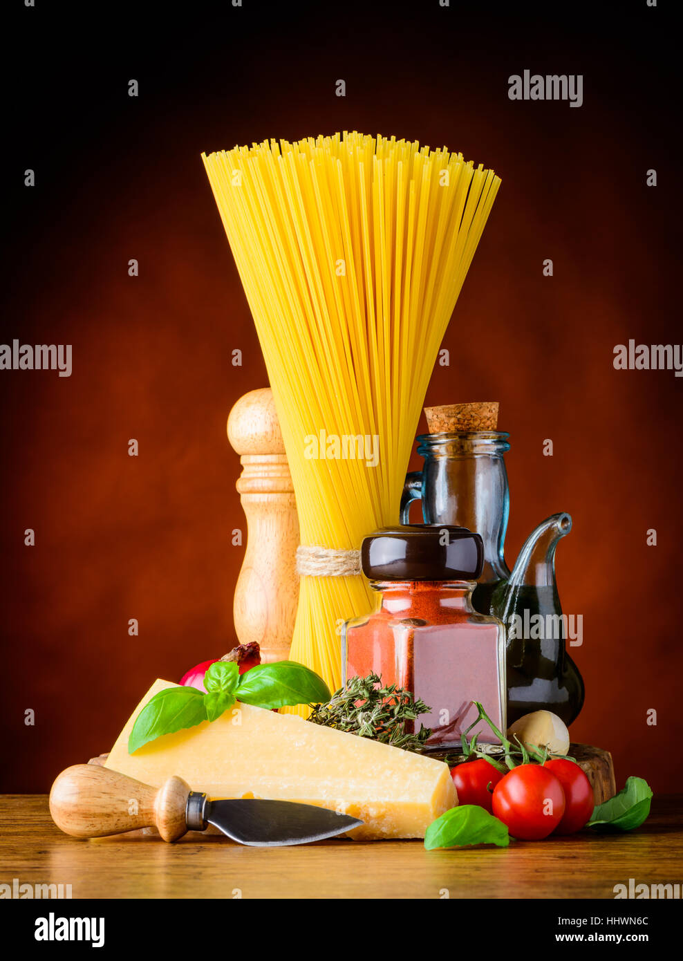 Cucina italiana di cottura Ingredienti con giallo Spaghetti, Parmigian formaggio Parmigiano Reggiano e spezie con il condimento e Vegtables Foto Stock