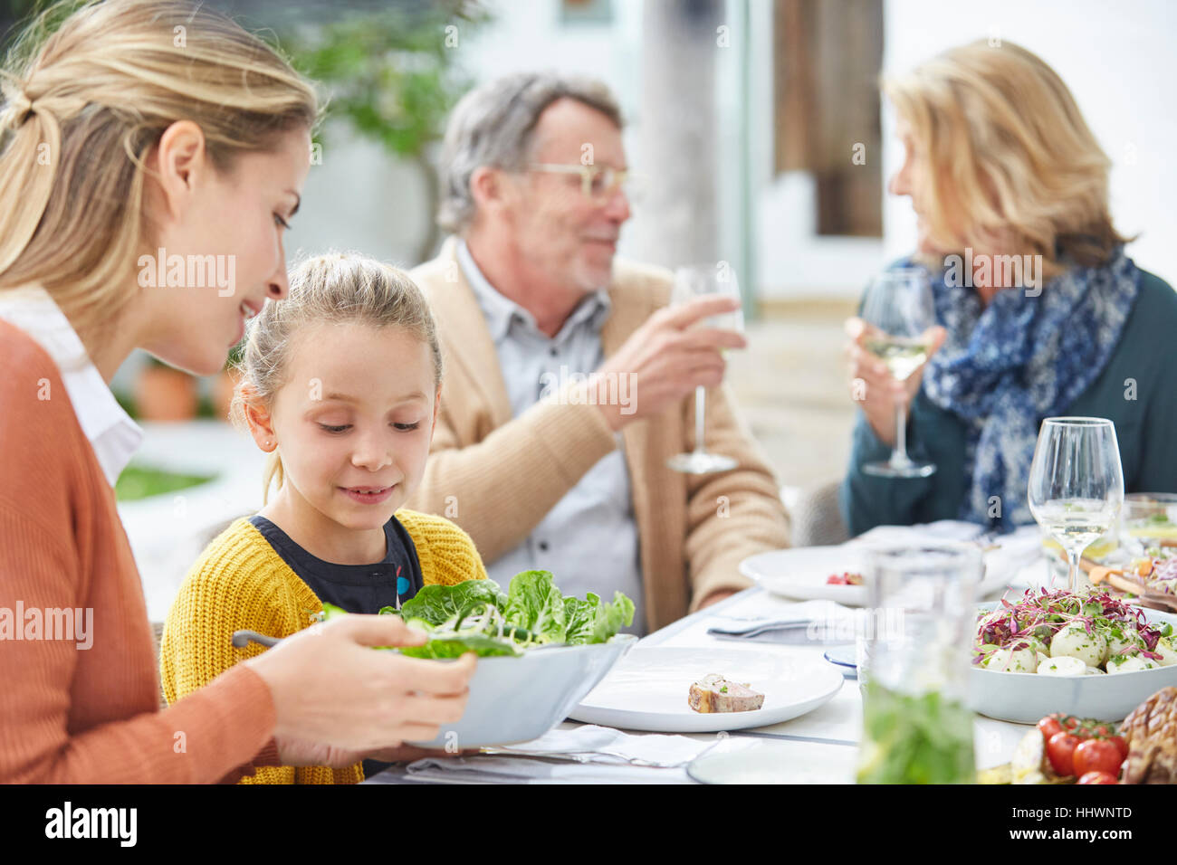 Multi-generazione famiglia godendo il pranzo sul patio Foto Stock