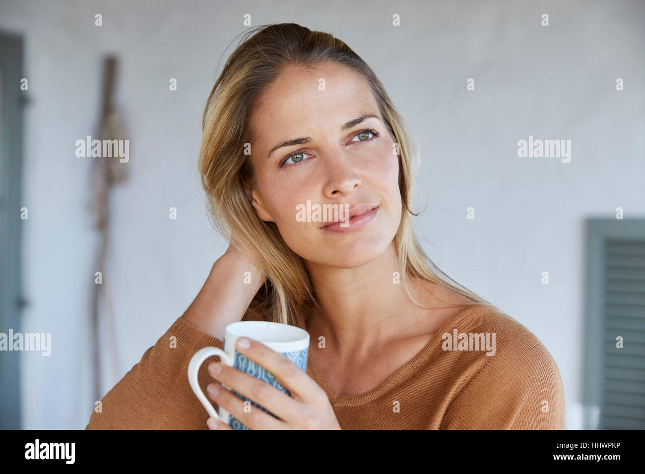 Donna Serena di bere il caffè Foto Stock