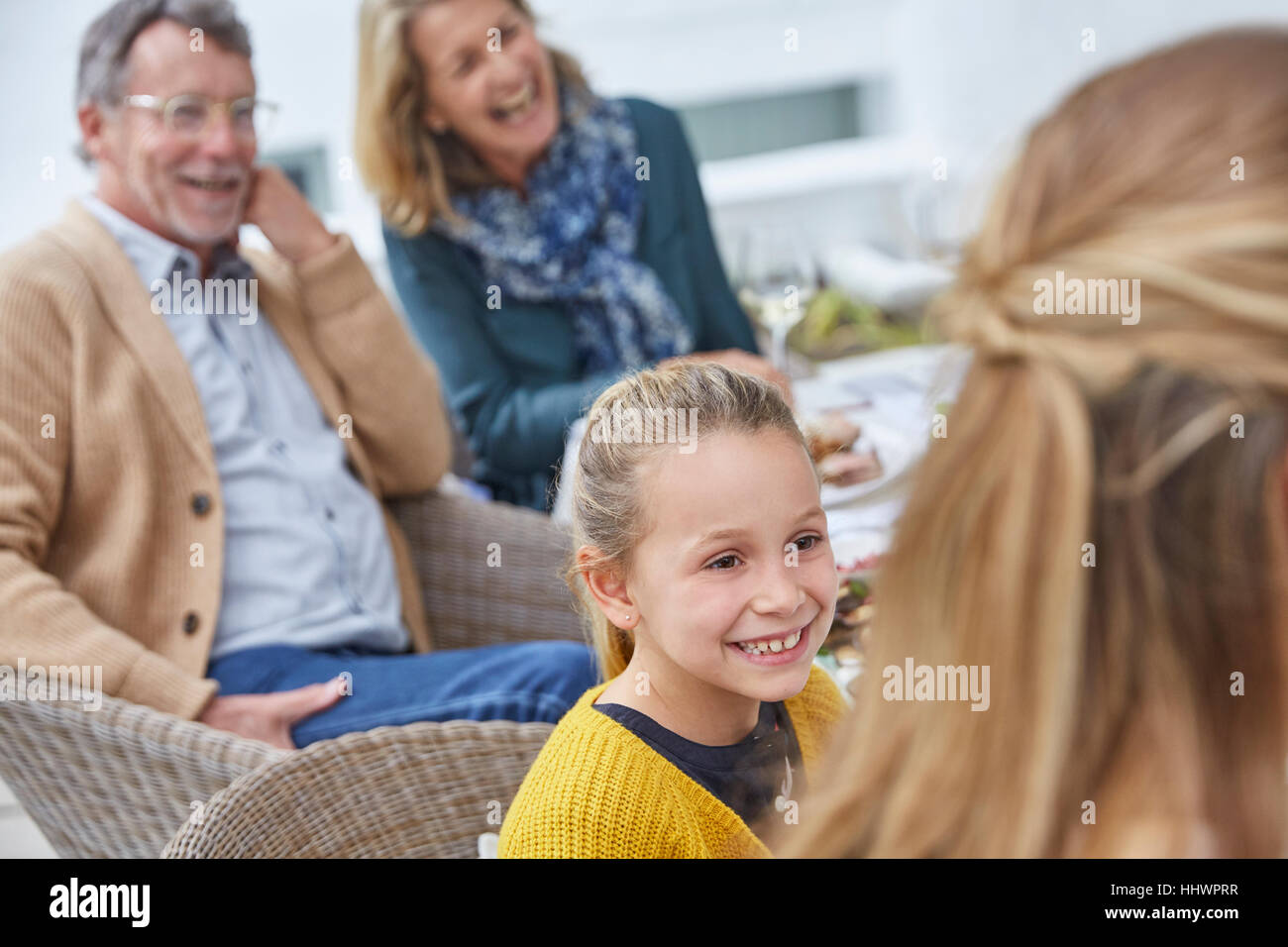 Multi-generazione famiglia godendo il patio pranzo Foto Stock