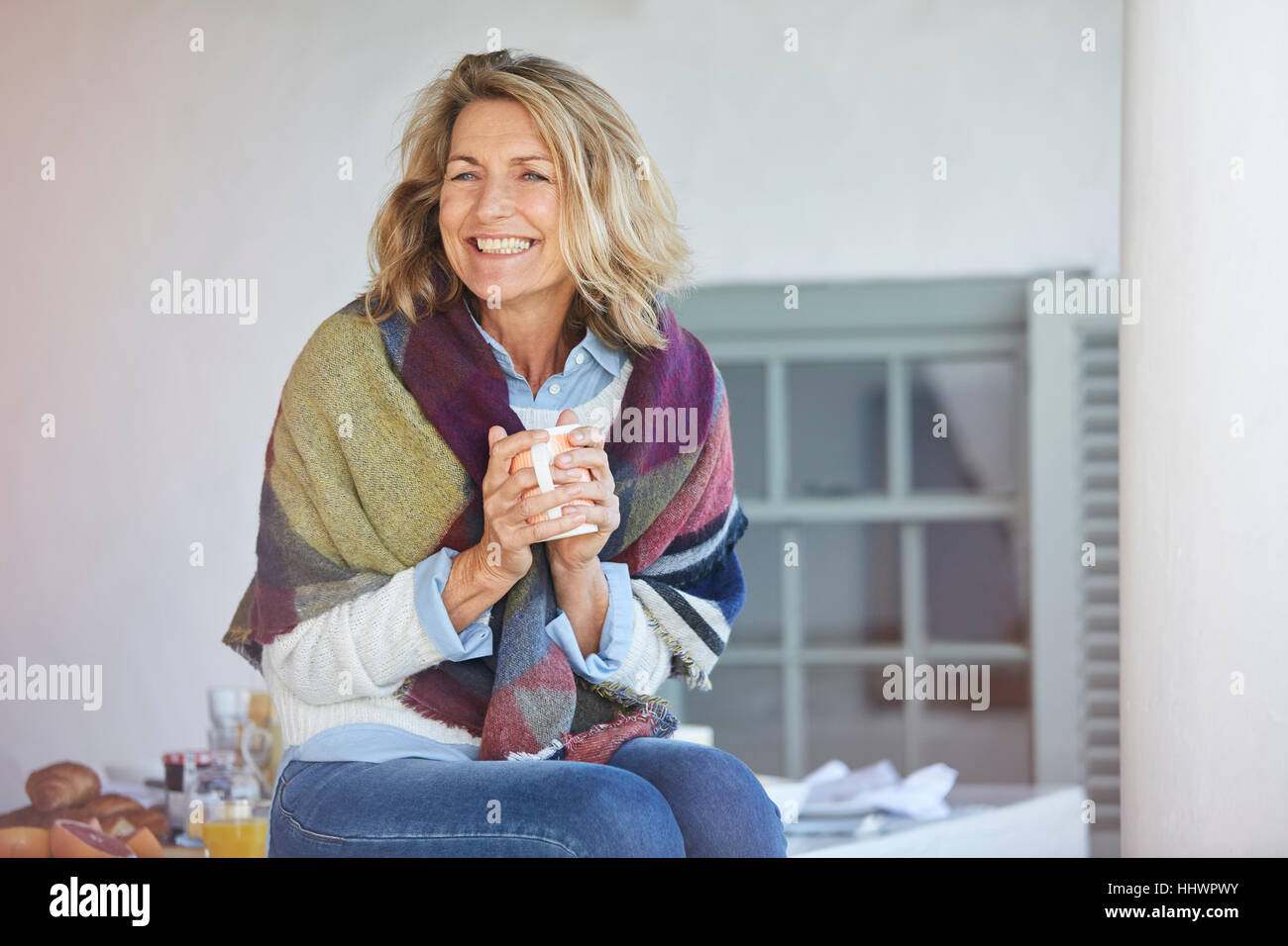 Entusiasta donna senior di bere il caffè sul patio Foto Stock