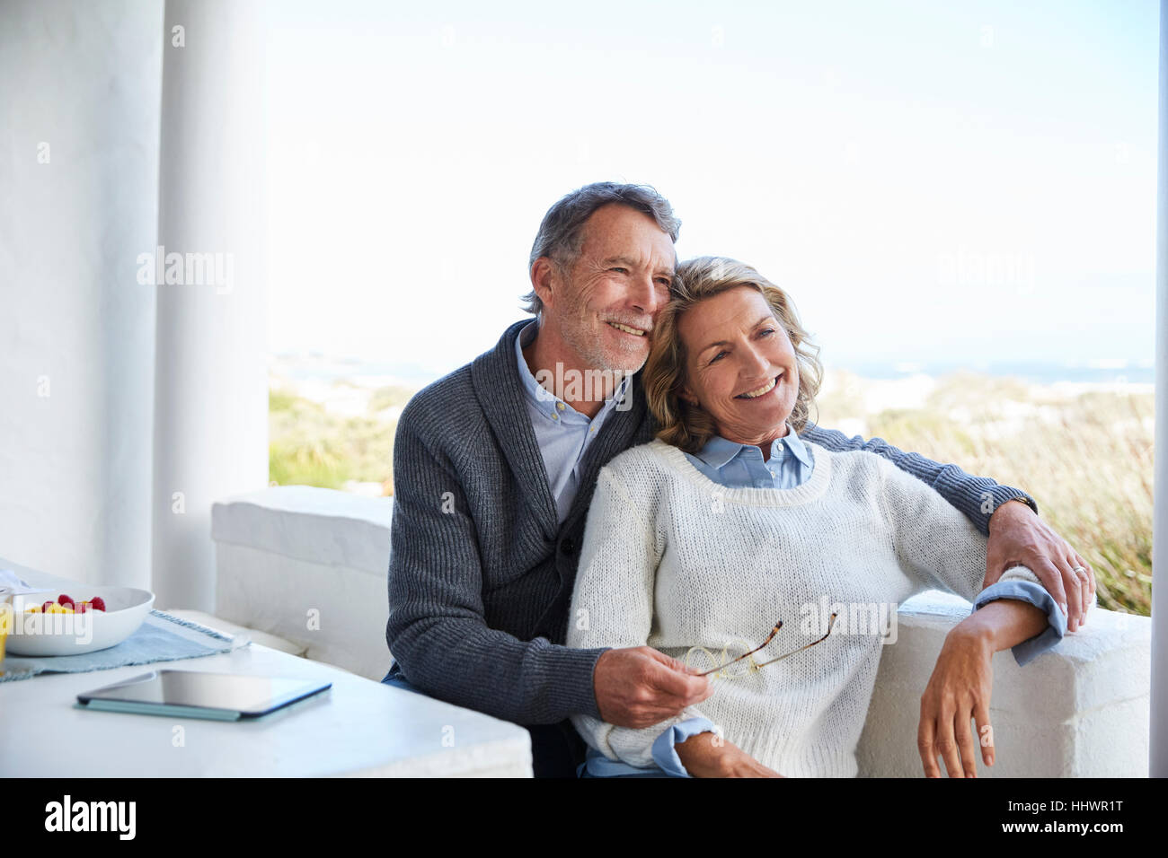 Sorridente coppia senior rilassante sul patio Foto Stock