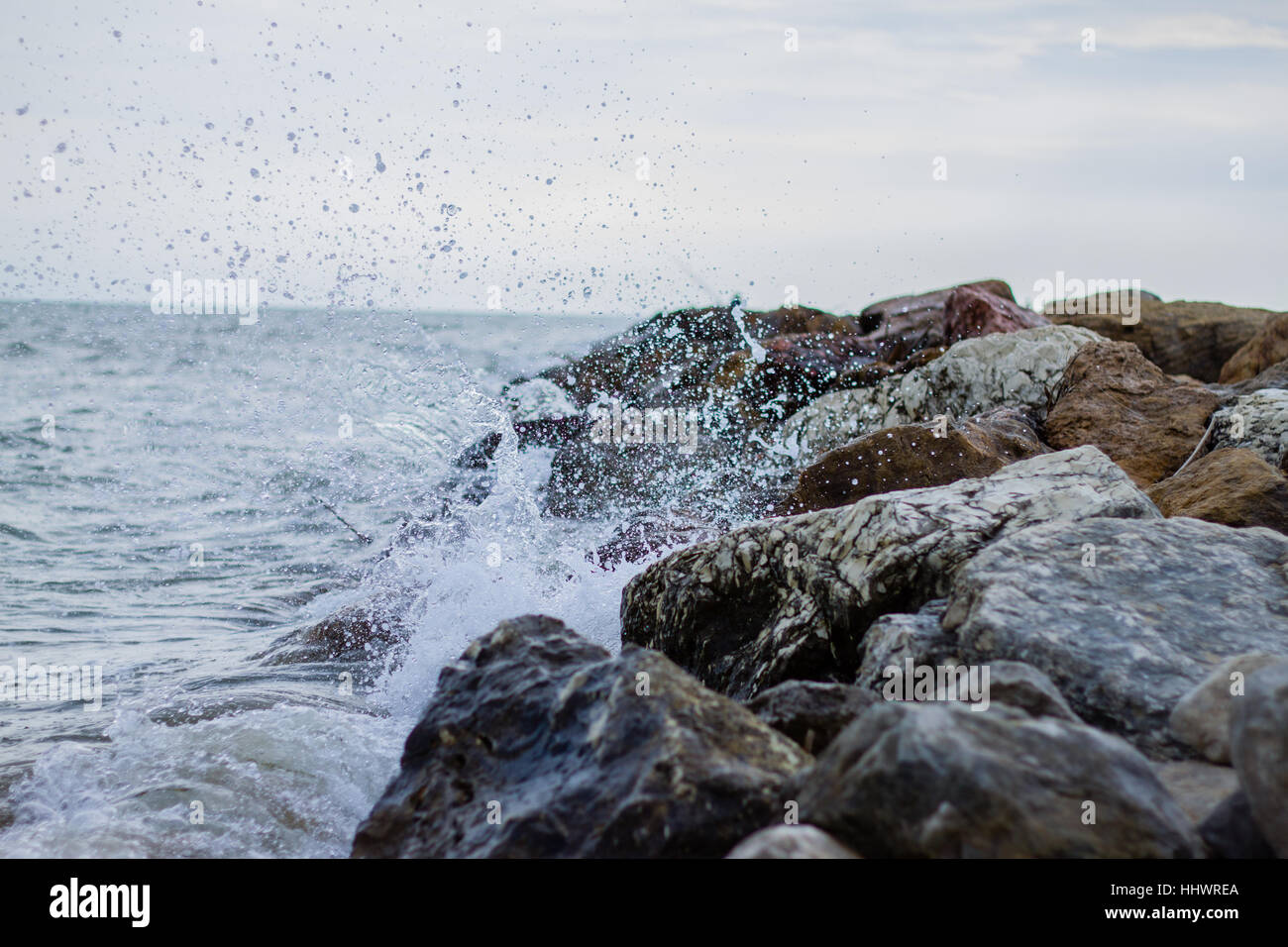 Wave frantumazione in una roccia mole in Croazia, il mare Mediterraneo. Foto Stock