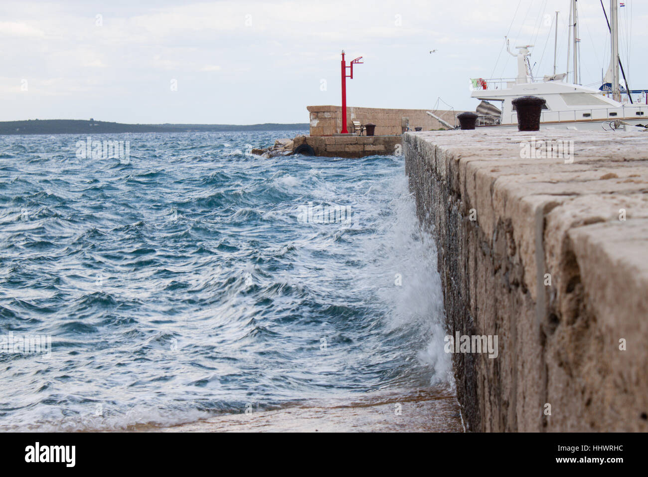 Wave frantumazione in una mole in Croazia, il mare Mediterraneo. Foto Stock