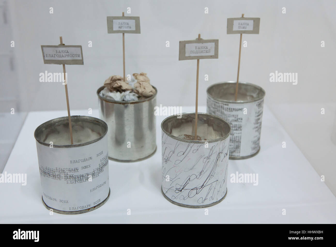 Le opere di russo artista concettuale Dmitry Prigov sul display nella mostra dedicata al sovietico e Russo arte contemporanea dal 1950 al 2000 nel Centro Pompidou di Parigi, Francia. Opere a partire dalla fine degli anni ottanta agli inizi degli anni novanta nella foto da sinistra a destra: il possibile di grazie; il possibile di immondizia; il possibile di firme; il possibile delle tenebre. La mostra intitolata Kollektsia! (Collezione!) corre fino al 27 marzo 2017. Foto Stock