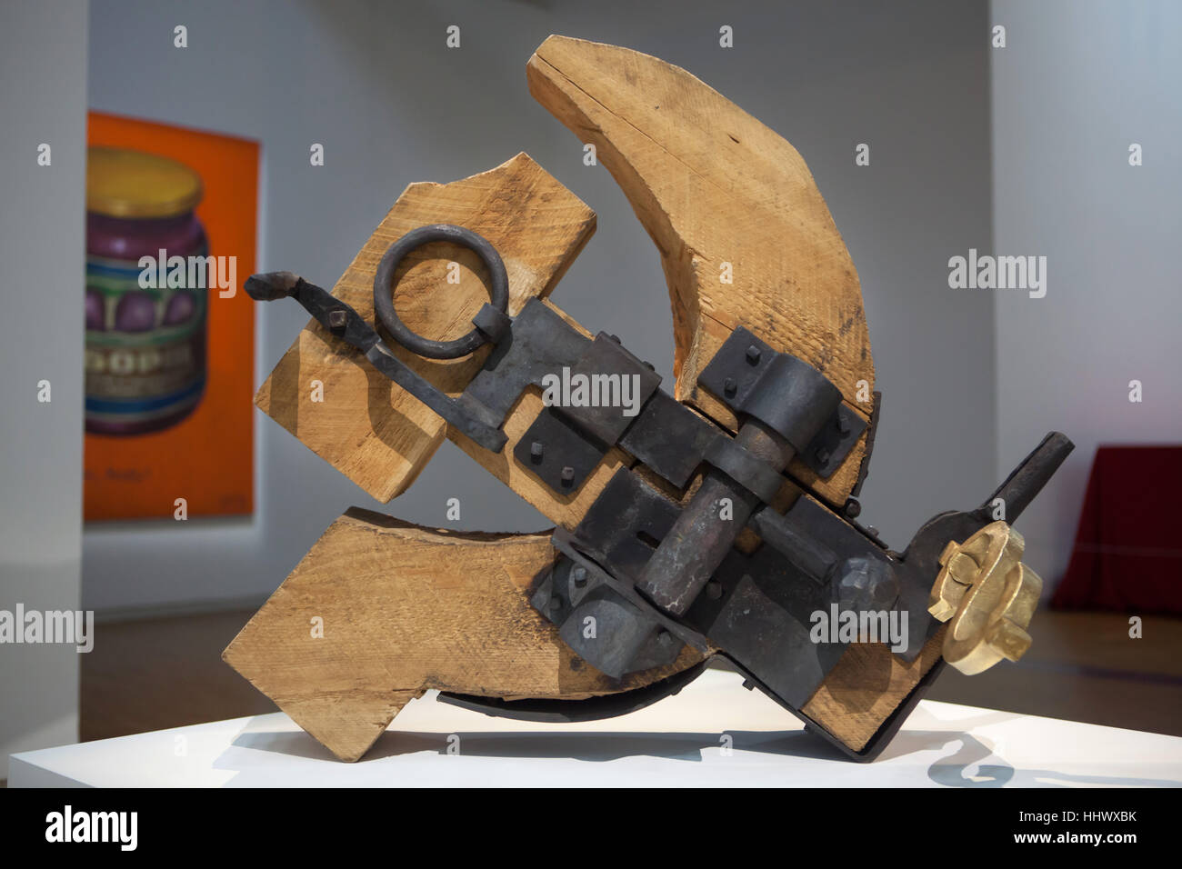 Scultura in legno serratura, falce e martello (1989) da Russo artista concettuale Leonid Sokov sul display nella mostra dedicata al sovietico e Russo arte contemporanea dal 1950 al 2000 nel Centro Pompidou di Parigi, Francia. La mostra intitolata Kollektsia! (Collezione!) corre fino al 27 marzo 2017. Foto Stock