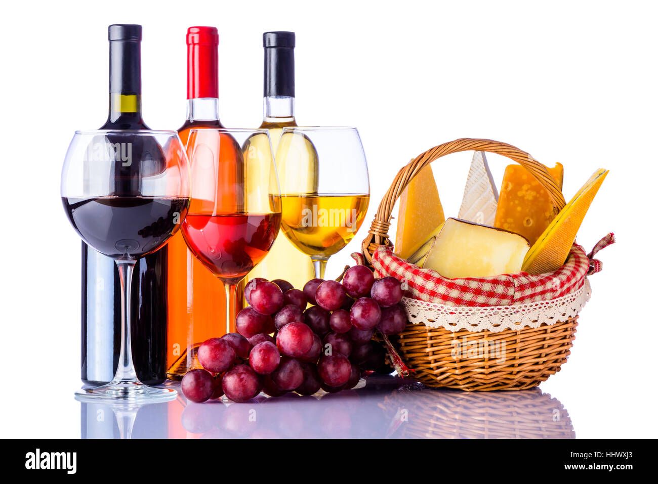 Cestello con emmental morbier, Brie e rosso, rosa e vino bianco in vetro e bottiglia Foto Stock