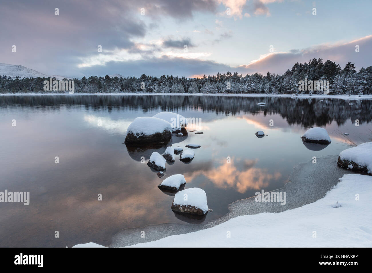 Loch Morlich nel Parco Nazionale di Cairngorms. Foto Stock